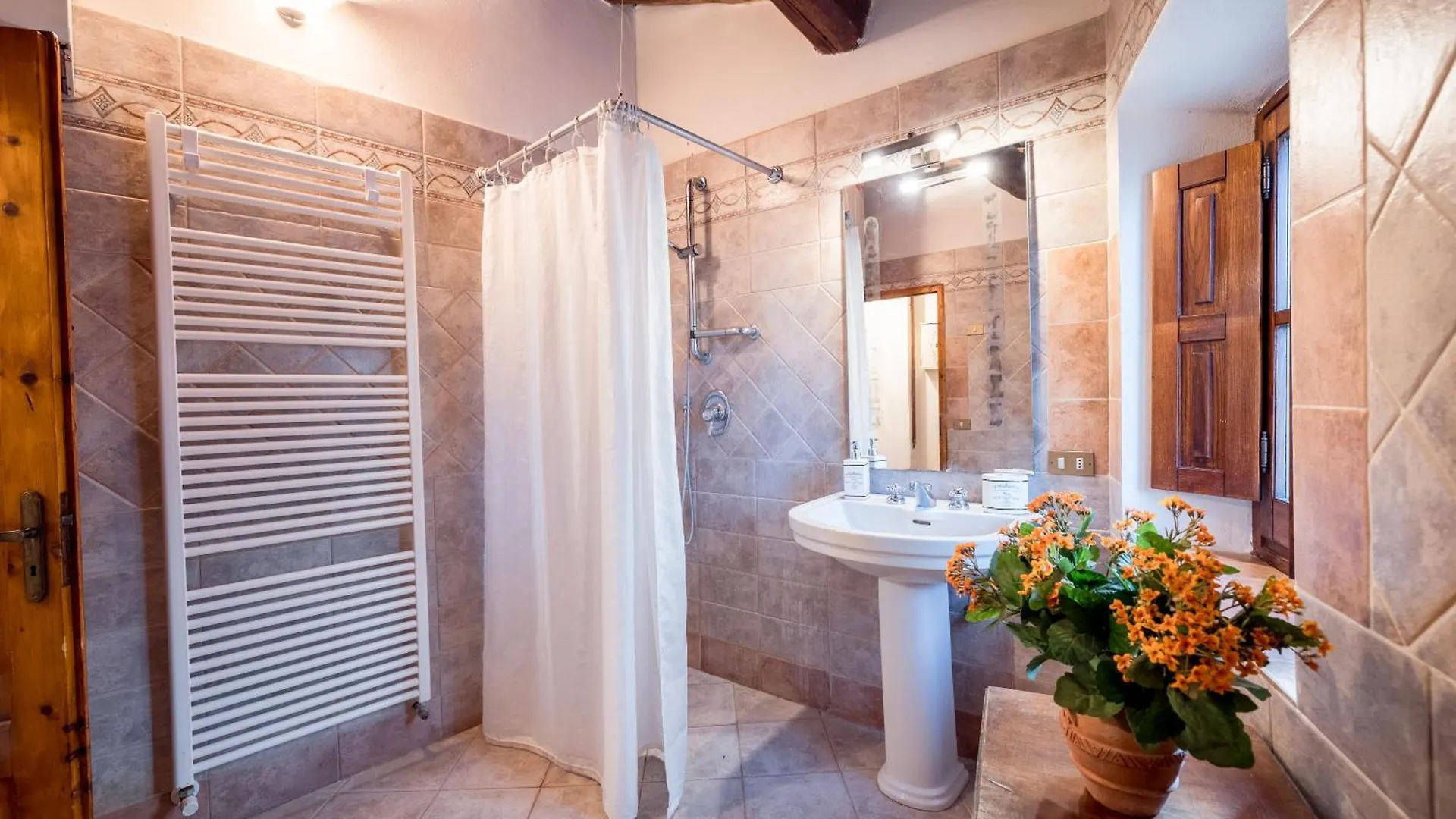Spacious Estate In San Gimignano Italy